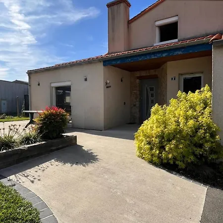 Holiday home Maison Adapte Handicape Et Pmr